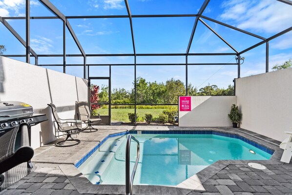 Stunning Private splash pool of the Townhouse in Davenport Florida - Dive into a refreshing poolside escape - Grilling station for an outside dining experience