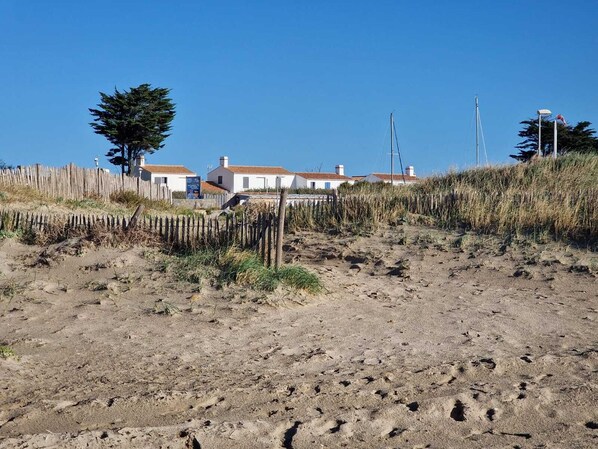 La Ville Saphir vue depuis la plage du Devin