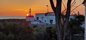 Vue ouest fenêtre latérale pièce de vie, coucher de soleil 