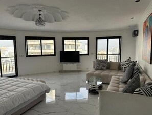 City of Angels Penthouse- MasterSuite 