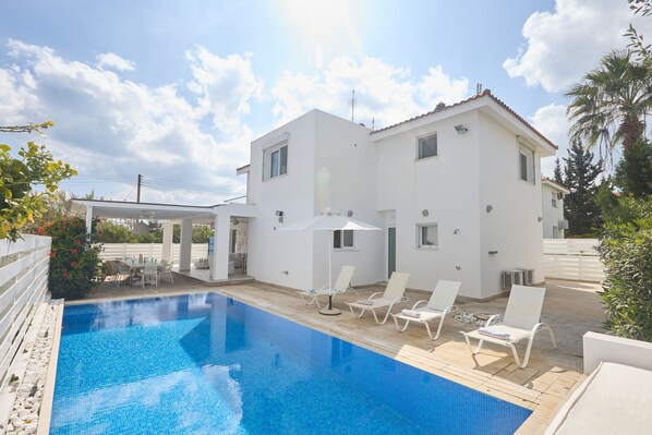 Villa Serafi, Stunning 5BDR Kapparis Villa, 100m to the beach