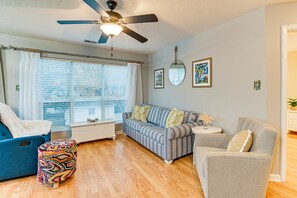 Living Room | Queen Sleeper Sofa | Smart TV | Central A/C