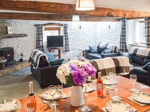 Living room/dining room | Y Beudy - Cwmiar Holiday Cottages, Llanllwni