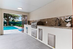 Grill and Chill: Amazing Outdoor Kitchen Vibes.