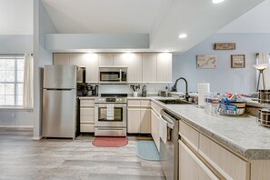 Kitchen | Cooking Basics | Dual Keurig/Drip Coffee Maker | 1st Floor