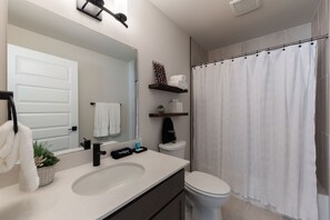 En suite bathroom on first floor with tub