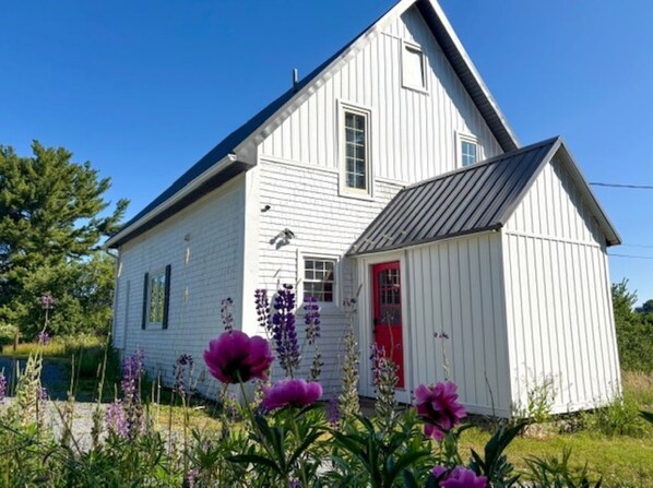 Welcome to Knotting Hill.  A tranquil post& beam home set in 2 acres of nature