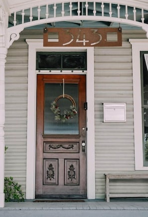 Font door