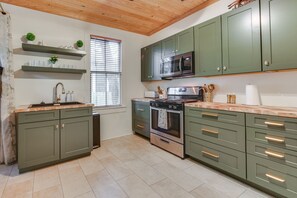 Kitchen | Central Heat | Keyless Entry