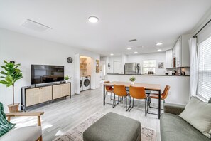 Living Room | Smart TV | Free WiFi | Board Games | Single-Story Home