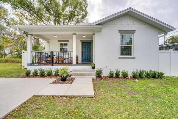Oakland Vacation Rental | 2BR | 2BA | 850 Sq Ft | Stairs to Enter