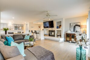 Living Room | Single-Story Home | Smart TV | Free WiFi | Central A/C & Heating