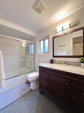 Bathroom 1 (2)