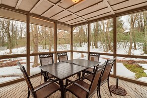 Enclosed Deck | Outdoor Dining