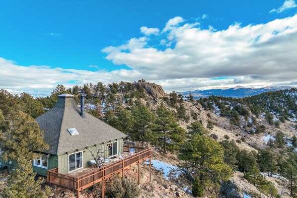 Perched atop a remote cliff, our cabin lets you experience breathtaking views of the mountains and valleys until they reach the horizon.