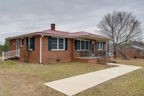 Single-Story House | Furnished Porch | 3 Mi to Milton Heritage Greenway