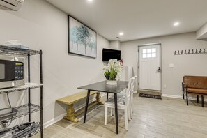 Dining Area | Smart TV