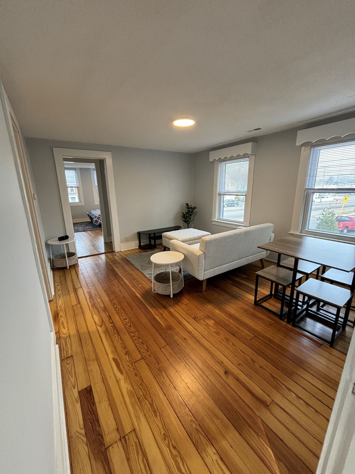 3 Bed Apartment Branford Center!Close to Yale, Tweed Airport, Restaurants/bars!