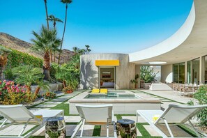 Pool, spa, putting green, firepit