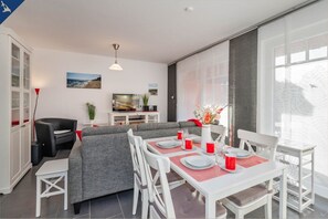 Essbereich mit Blick ins Wohnzimmer