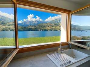 Cuisine avec vue sur le lac et les montagnes