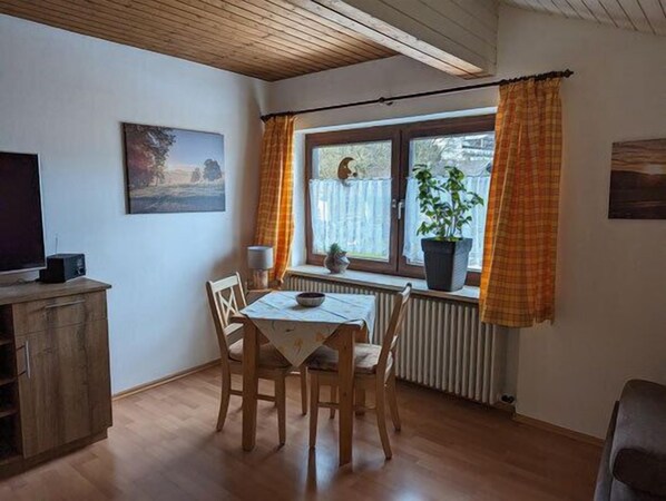 Apartment Dallinger, 35qm, OG, Schlafsofa, 2 Personen-Sitzplatz und Essbereich am Fenster