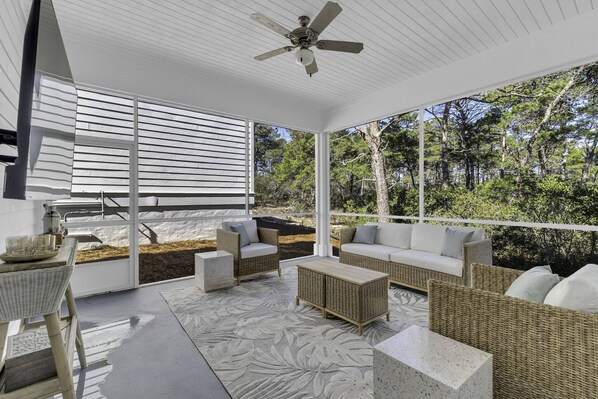 Beautiful screened in lanai, with comfortable seating and a large flat screen tv!