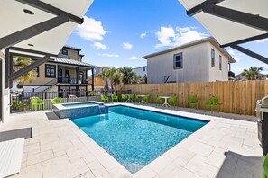 The pool has an attached hot tub/spa that can be heated!