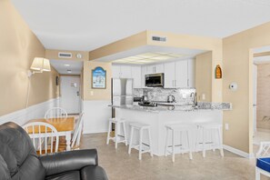 The crew will love being able to grab a quick bite to eat from this breakfast bar before heading down to the beach!