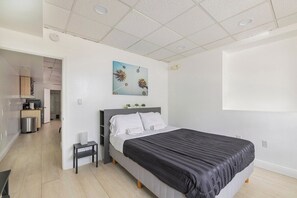 Spacious and beautiful room with queen size bed