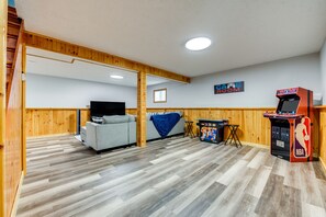 Family Room | 1st Floor | Queen Sleeper Sofa | Smart TV | Board Games