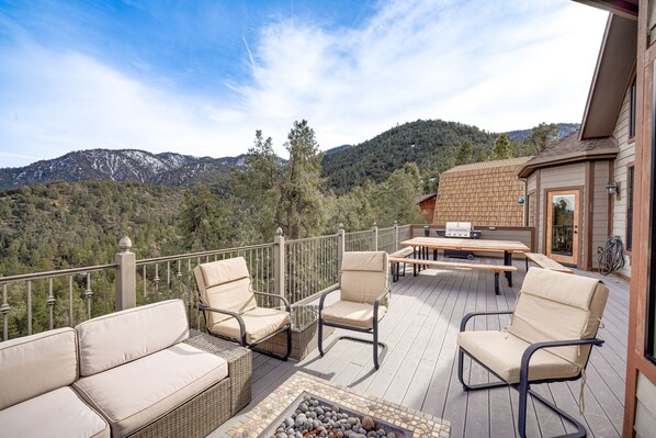 Pine Mountain Club Vacation Rental | 5BR | 3.5BA | 4,000 Sq Ft | Stairs Required