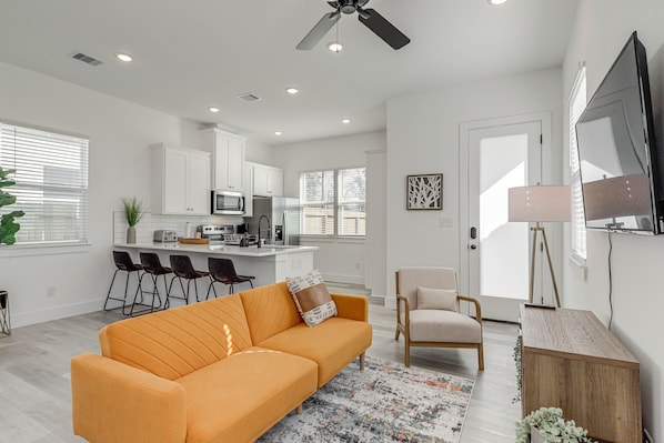 Houston Vacation Rental | 2BR | 2BA | 1,000 Sq Ft | 1 Step to Enter