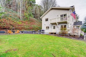 House Exterior | Furnished Patio | Wood-Burning Cowboy Cauldron