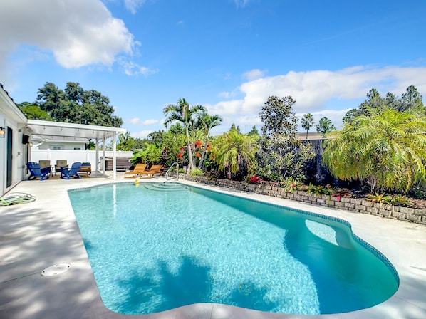 Huge pool right next to the sitting area and jacuzzi.