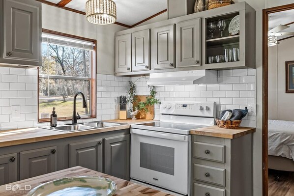 Full kitchen with all dishes, pots & pans supplied. Beautiful view of Caddo Lake &  Cypress Trees from every window!