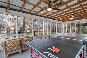 Large screened porch for viewing the majestic Cypress trees & Caddo Lake.