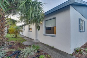 Condo Exterior | Keyless Entry | Central Location