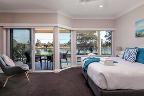 Glenelg Gem - Master bedroom with water views Elite Accommodation - Glenelg