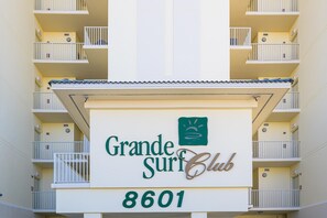 Located conveniently to many local attractions, shops and restaurants!