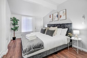 Find your tranquil escape in our spacious bedroom, adorned with a sumptuous king bed, shared bathroom amenities, and the ideal climate at your fingertips.