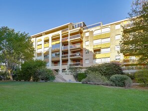 Plante, Ciel, Bâtiment, Propriété, Arbre, Design Urbain, Fenêtre, Condominium, Herbe, Bloc Tour