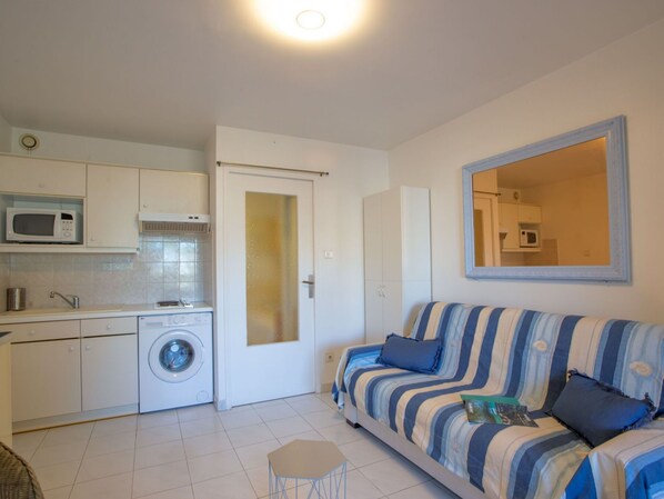 Meubles, Propriété, Buanderie, Cabinetry, Bleu Azur, Éclairage, Design Intérieur, Bois, Sol, Sol