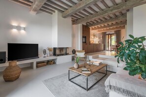 Autumn, Kitchen, Living Room, Spring, Summer