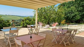 Tabelle, Pflanze, Möbel, Eigentum, Stuhl, Schatten, Gartenmöbel, Tisch Im Freien, Holz, Interior Design