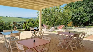 Tabelle, Pflanze, Möbel, Eigentum, Stuhl, Schatten, Gartenmöbel, Tisch Im Freien, Holz, Interior Design