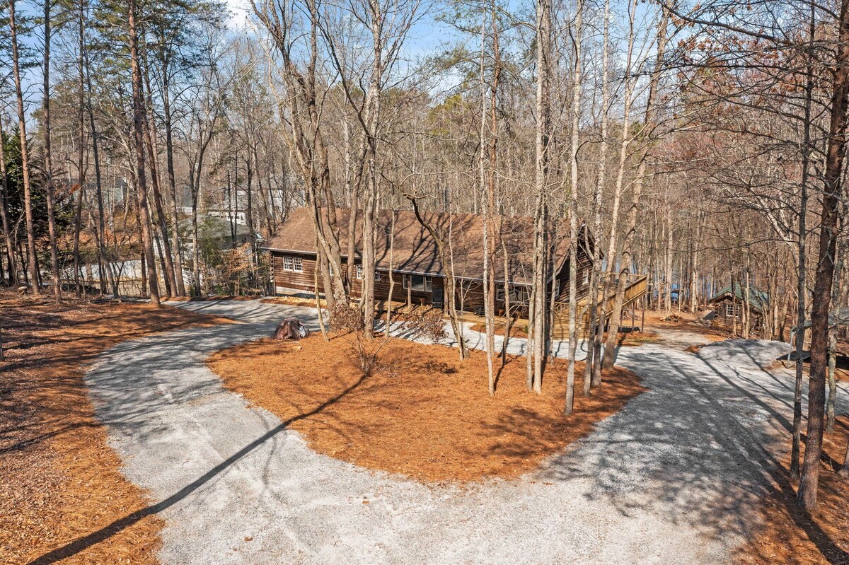 Log Cabin with Big Deck Energy on Lake Lanier, fire pit and lake access