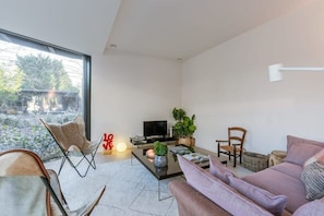 Cozy living room with sight of the garden