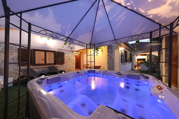 Bain à remous extérieur