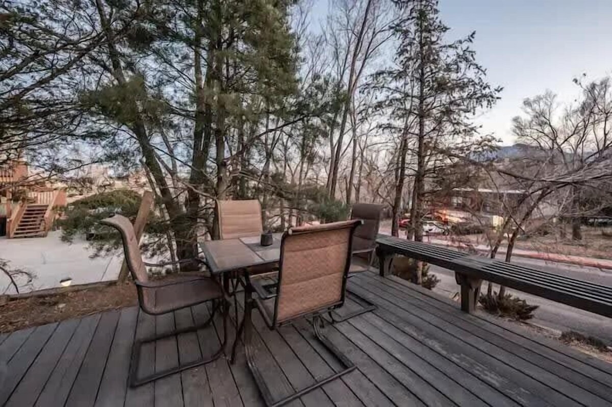 Hillside Perfection! Pet-Friendly Fire Pit Scenic